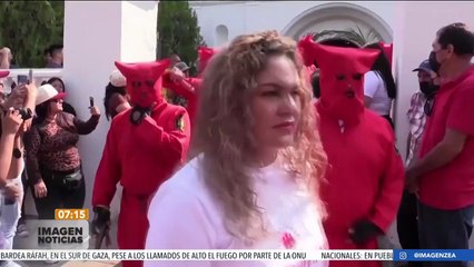 Hombres disfrazados de diablos dan latigazos en El Salvador