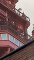 La Torre de Blackpool en llamas y seis camiones de bomberos luchan contra el incendio en la cima del famoso monumento.