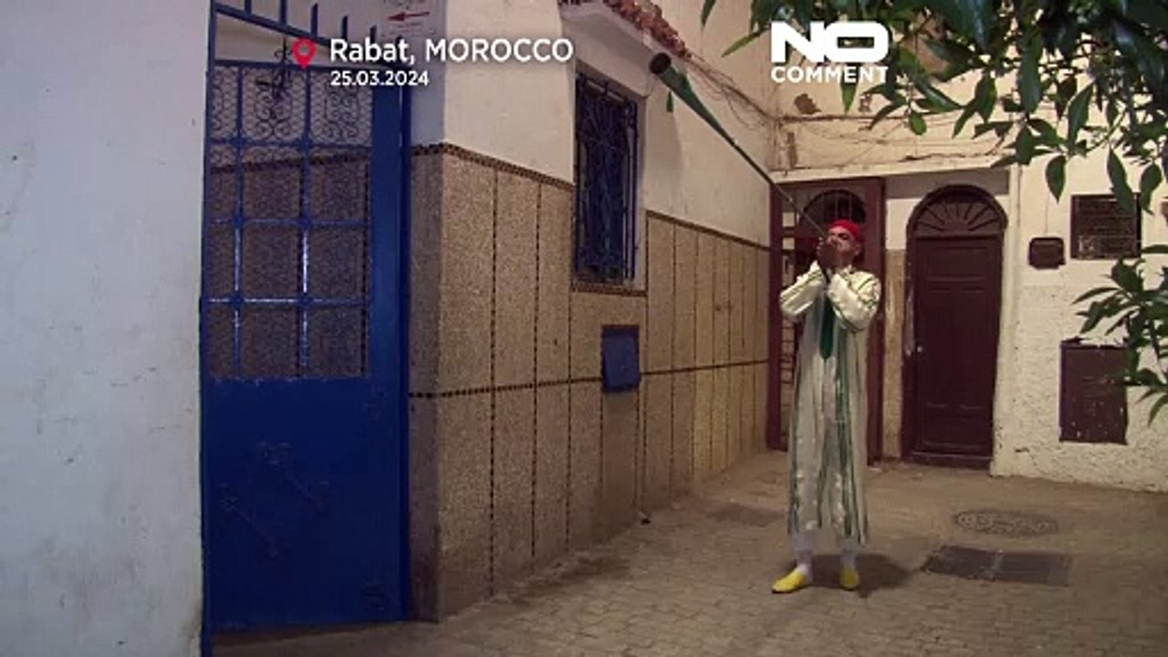 النفار أو المسحراتي.. منادٍ رمضاني تقليدي يجوب شوارع الرباط لإيقاظ الناس قبل صلاة الفجر