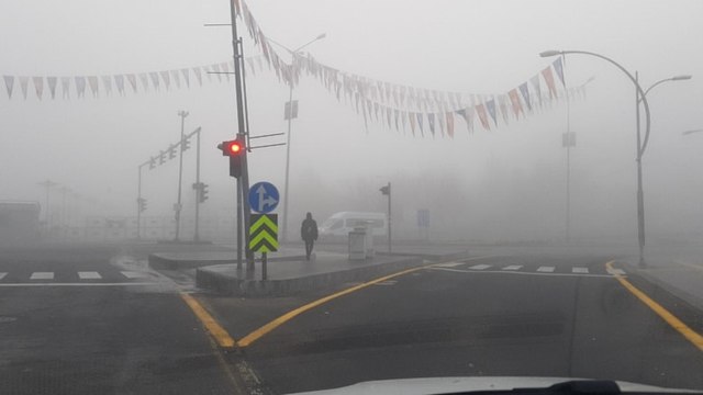 Diyarbakır'da sis etkili oldu, göz gözü görmedi