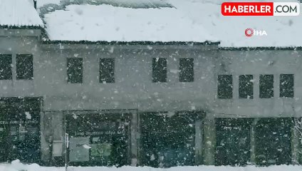 Bitlis'te çatıda biriken kar çığ gibi düştü