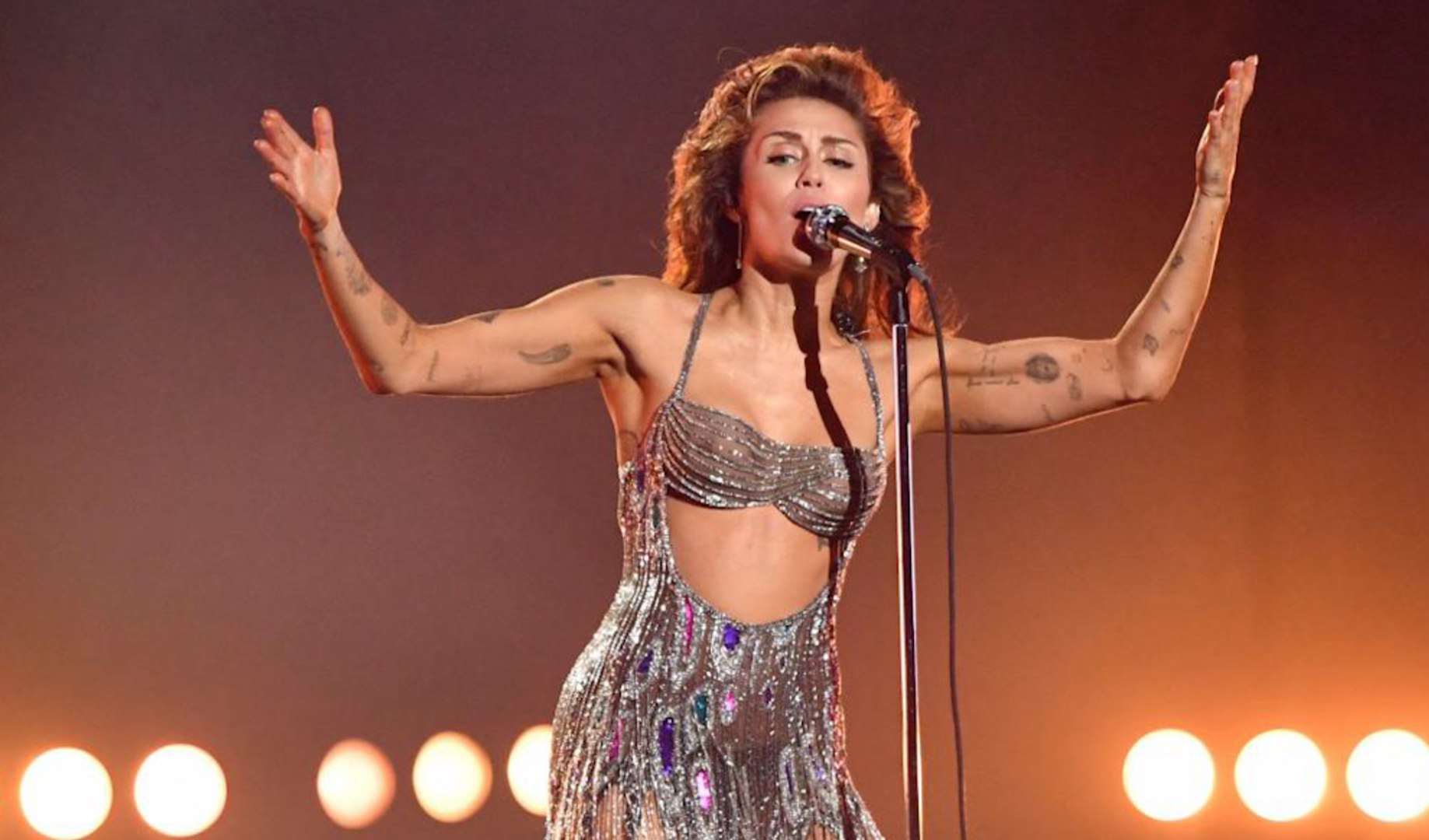 Qu� gusto empezar a ver m�sculos en alfombras rojas y sobre el escenario en lugar de una delgadez extrema nada saludable. Qu� gusto tambi�n ver a tantas celebridades compartiendo sus entrenamientos a trav�s de las redes sociales, aunque su t�cnica no sea la mejor. Las estrellas no tienen porqu� ser ejemplo para nadie pero es obvio que influyen en legiones de j�venes fans. Que ellos puedan contemplar a un simple clic en su smartphone todo el esfuerzo f�sico que hay detr�s una actuaci�n o c�mo mantienen h�bitos saludables en el d�a a d�a parece mucho m�s positivo que otras im�genes a las que est�bamos acostumbrados anta�o de fiesta en fiesta y litrona en mano.