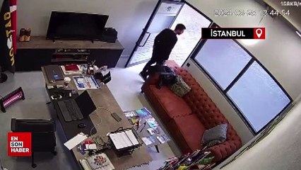 Fatih'te tavandaki lamba boşluğundan düşen yavru kedileri ceketiyle tutmaya çalıştı