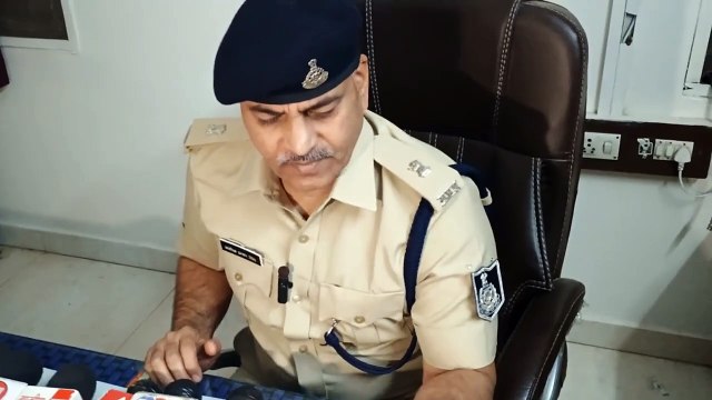 Video: वर्दी का रौब दिखाकर पहले किया विवाद, फिर थाने में की दंपति की पिटाई