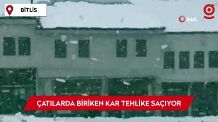 Bitlis’te çatılarda biriken kar tehlike saçıyor