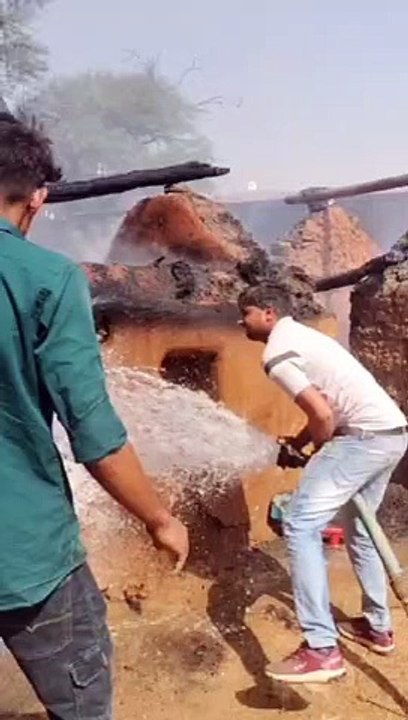 आग से तीन कच्चे घर जलकर हुए खाक, मुश्किल से पाय...