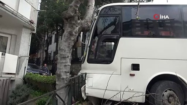 Freni patlayan otobüs önce ağaca ve kamyonete, sonra evin duvarına çarptı