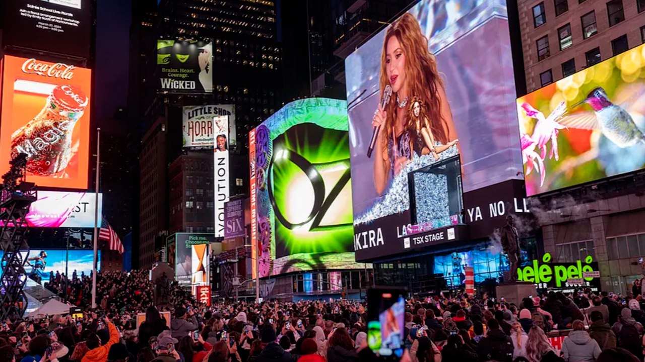 Shakira paraliza Times Square con un concierto gratuito anunciado pocas horas antes