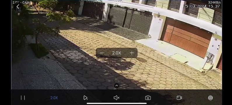 Video: A plena luz del día y a bordo de una moto carguera, delincuentes roban tapas de alcantarilla en Santa Cruz