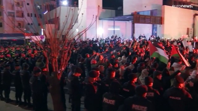 قوات الأمن الأردنية تفرق متظاهرين كانوا متجهين إلى السفارة الإسرائيلية في عمان