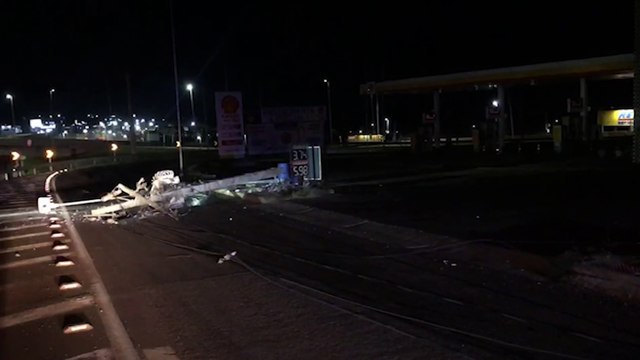 Caminhão derruba poste nas imediações do Trevo Cataratas, em CascavelCaminhão derruba poste nas imediações do Trevo Cataratas, em Cascavel