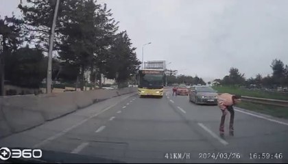 İstanbul- D-100 'de patenli gençler tehlikeye aldırmadı, araçları bile geride bıraktı