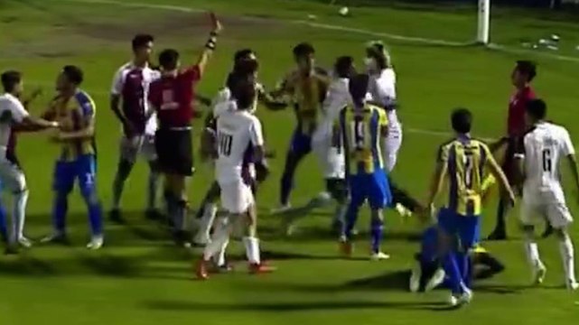 Volano calci e pugni: rissa incredibile in campo