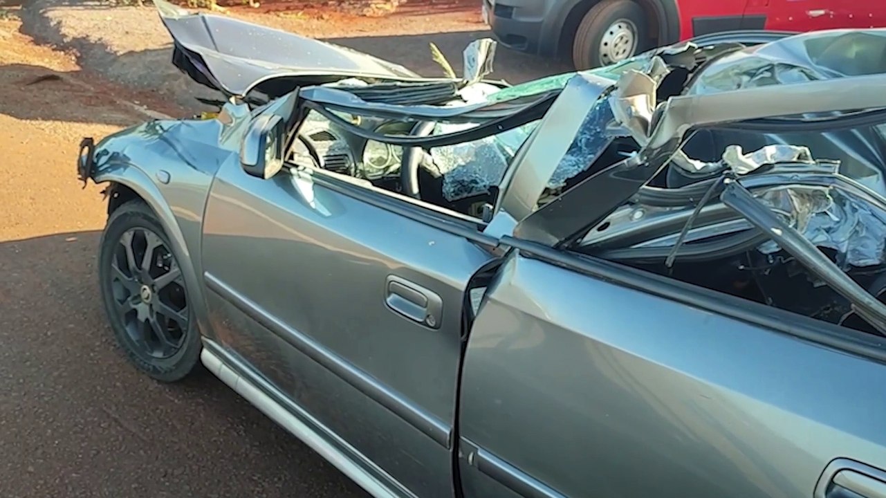Milagre: Carro fica destruído em colisão na BR-467 e motorista tem apenas lesões leves
