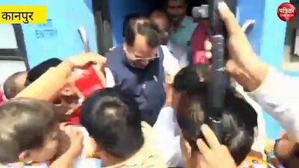 वीडियो: कानपुर बीजेपी कार्यकर्ता नहीं पहचान पाए अपने प्रत्याशी को, किया दूसरे का स्वागत