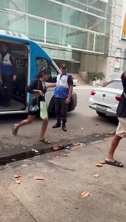 Homens e travestis são presos por extorquir turista no Rio