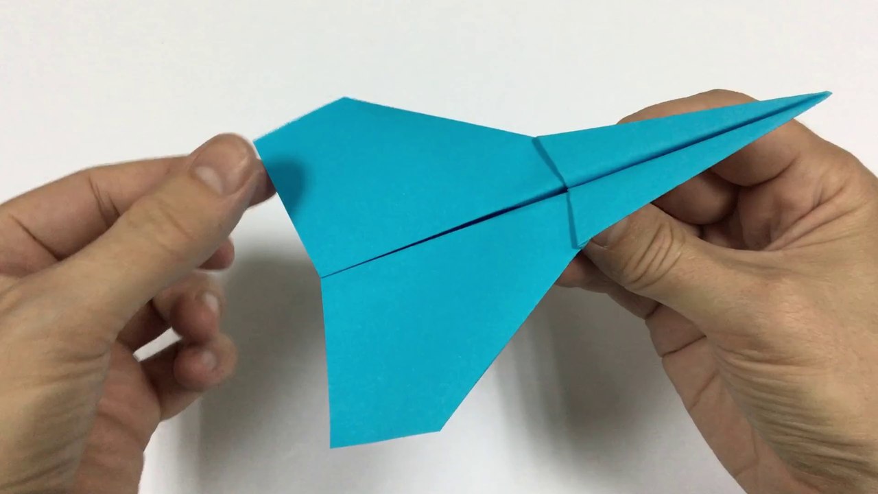 Ein wunderschönes Flugzeug aus blauem Papier, das gut fliegt. DIY Origami-Flugzeug