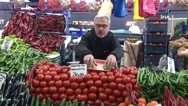 Yaz mevsiminin vazgeçilmez meyvesi olan eriğin 10 tanesi 200 TL'ye satılıyor!