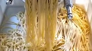 Elaboración de pasta en la pizzería Davalerio