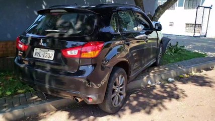 Mitsubishi ASX fica com a frente destruída após colisão com árvore no Bairro Maria Luiza