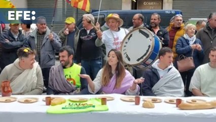 Скачать видео: Agricultores recrean la última cena durante su protesta en Zaragoza