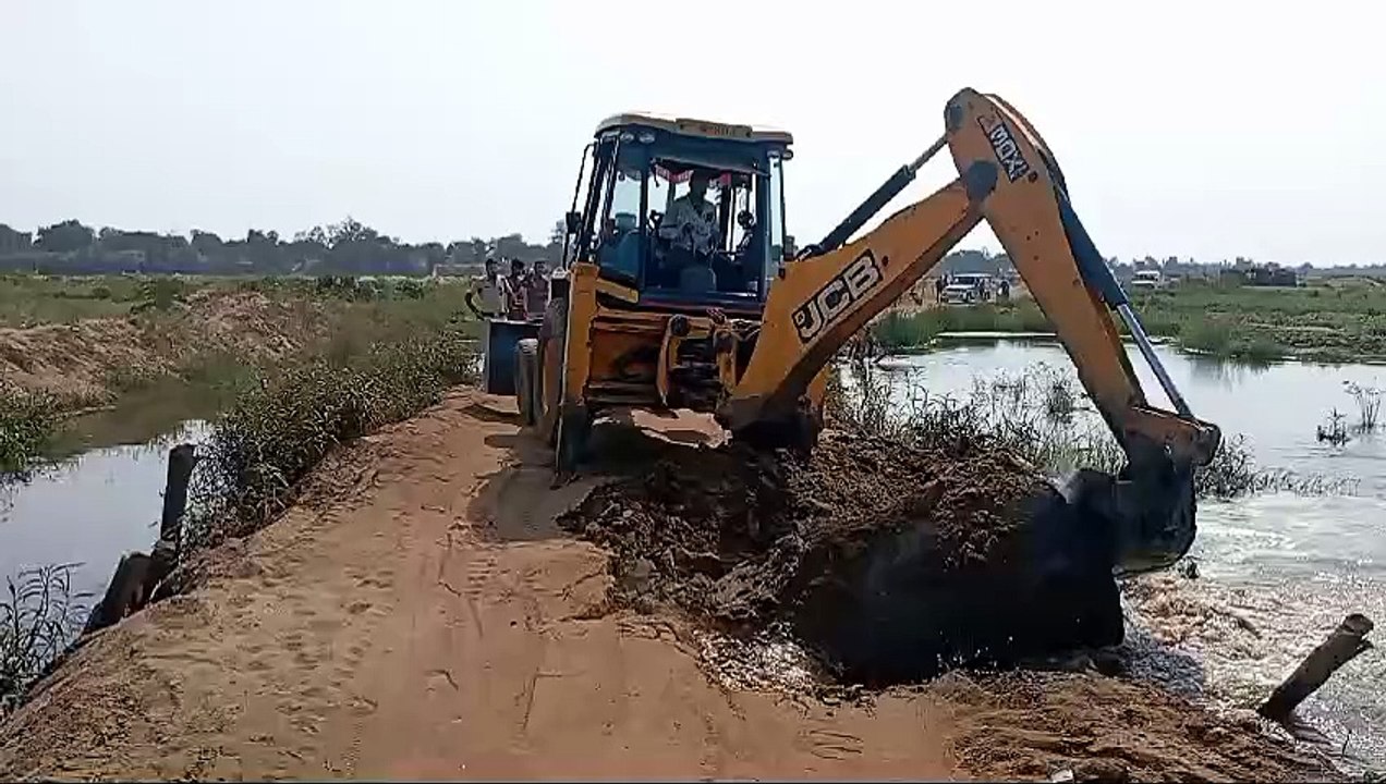 The temporary bridge built on the Tawa river between Marora and Rajon was broken.