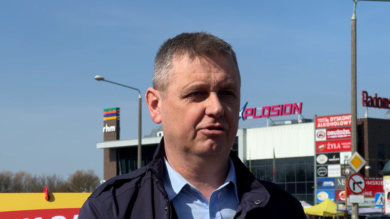 echodnia Artur Standowicz, kandydat z Prawa i Sprawiedliwości na prezydenta Radomia, Jakub Kowalski „jedynka” PiS w naszym okręgu w wyborach do sejmiku Mazowsza oraz poseł Marek Suski mówili na ulicy Wernera w Radomiu o drożyźnie