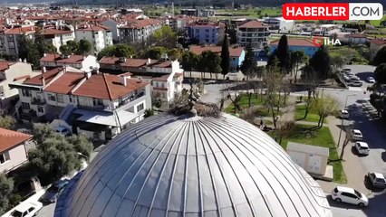 Mahallenin maskotları leylekler bu yıl da yerini aldı