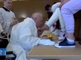 Papa Francesco a Rebibbia, sulla sedia a rotelle lava i piedi a 12 detenute