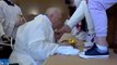 Papa Francesco a Rebibbia, sulla sedia a rotelle lava i piedi a 12 detenute