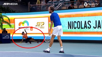 Una recogepelotas se lleva un pelotazo en la cabeza y acaba por el suelo en el Miami Open