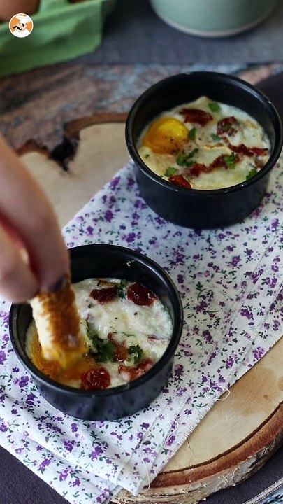 Ouă en cocotte cu brânză de capră și roșii uscate la air fryer!