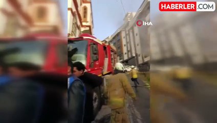 Beyoğlu'nda park halindeki 4 araç alev alev yandı