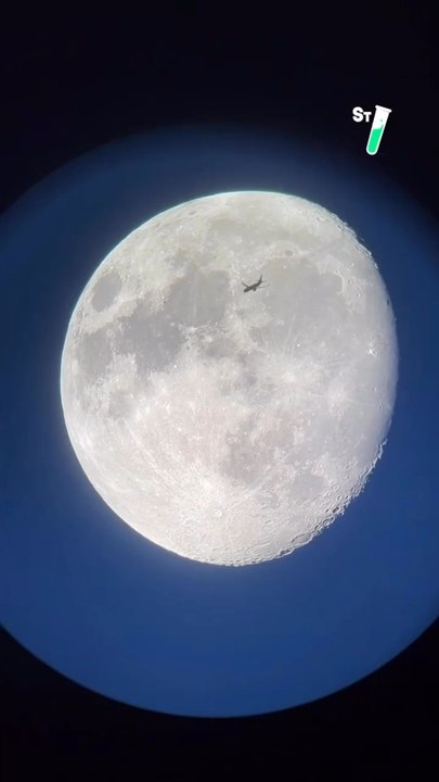 Des images incroyables d’un avion qui passe devant la Lune avec @niko.astro !