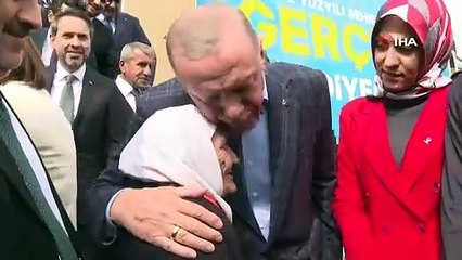 Cumhurbaşkanı Erdoğan ile yaşlı teyzenin sohbeti izleyenleri gülümsetti