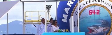 Primeira-dama Janja 'batiza' submarino tonelero ao quebrar garrafa de espumante