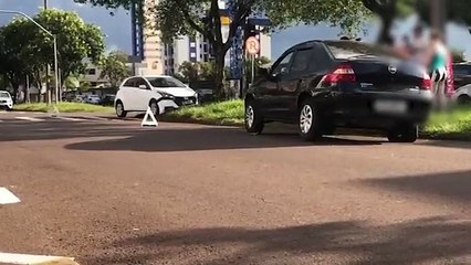 Saindo do shopping, HB20 se envolve em acidente com Prisma