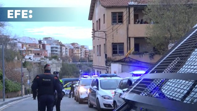 Unos 300 vecinos protestan contra el desalojo del bloque de Esplugues en riesgo de caída