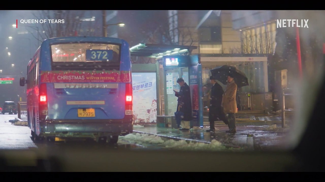 Is it love? Kim Ji-won admires Kim Soo-hyun from a distance | Queen of Tears Ep6 | Netflix [EN-SUB]