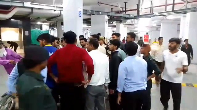 पहले शो हुए कैंसिल, फिर सिक्योरिटी गार्ड-पार्किंग कर्मचारी झगड़े