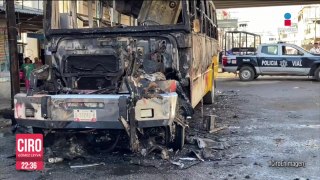 Grupo armado incendia camión de pasajeros en Acapulco, Guerrero