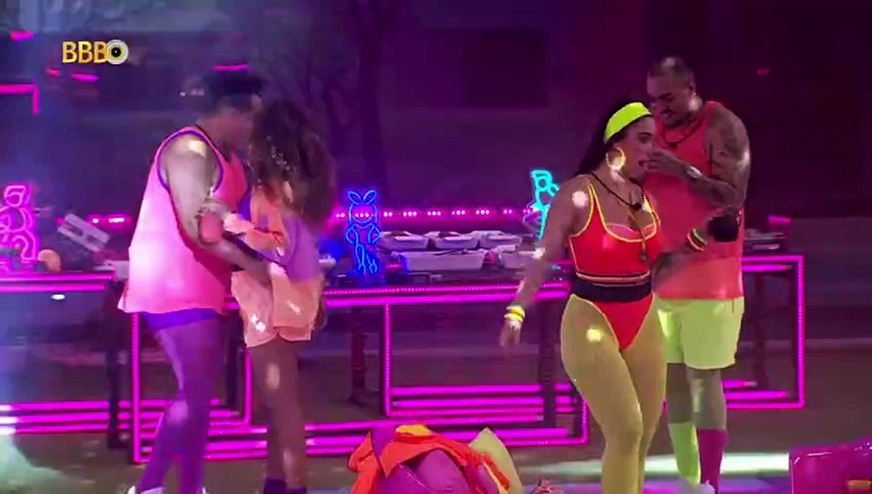 Lucas e Pitel dançam agarradinhos com câmera do BBB 24 focando na aliança
