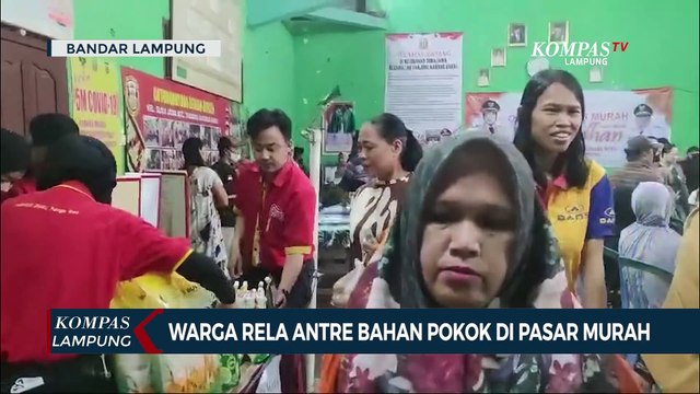 Warga Rela Antre Demi Dapat Bahan Pokok di Pasar Murah