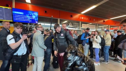 Powrót kadry piłkarskiej po emocjonującym meczu z Walią ⚽