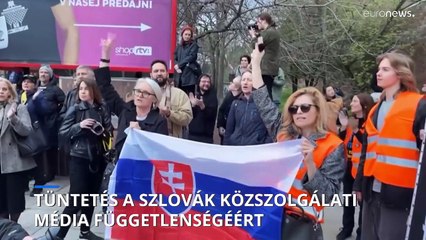 Élőlánccal tüntettek Pozsonyban a közmédia függetlenségéért