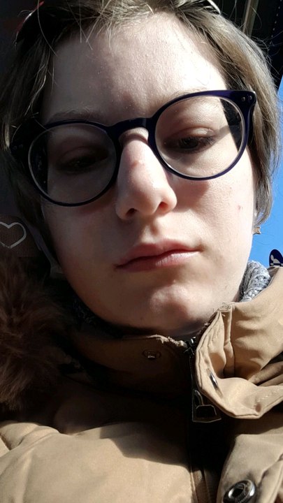 bonjour tout le monde je m'appelle Carlina j'ai 23ans