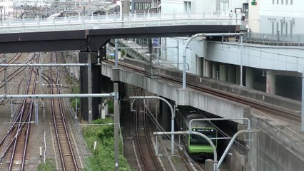 新宿駅新南口Suicaのペンギン広場から撮影した中央線と山手線