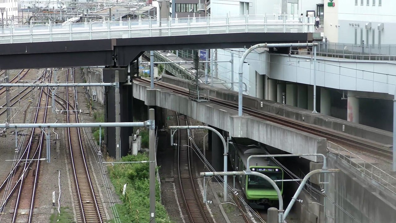 新宿駅新南口Suicaのペンギン広場から撮影した中央線と山手線