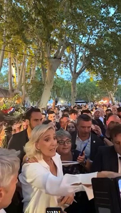 Marine LePen, son père Jean-Marie #LePen, le #RN et la direction du parti des années 2010, soupçonnés de #détournement de #fonds #européens, seront jugés du 30 septembre au 27 novembre par le #tribunal #correctionnel de #Paris.