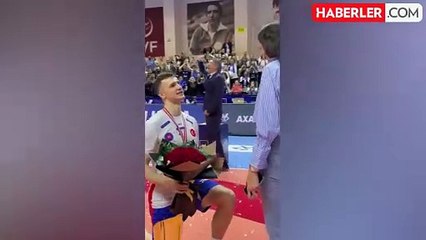 Halkbanklı voleybolcu Mert Matic, maç sonu sevgilisine evlilik teklifi etti